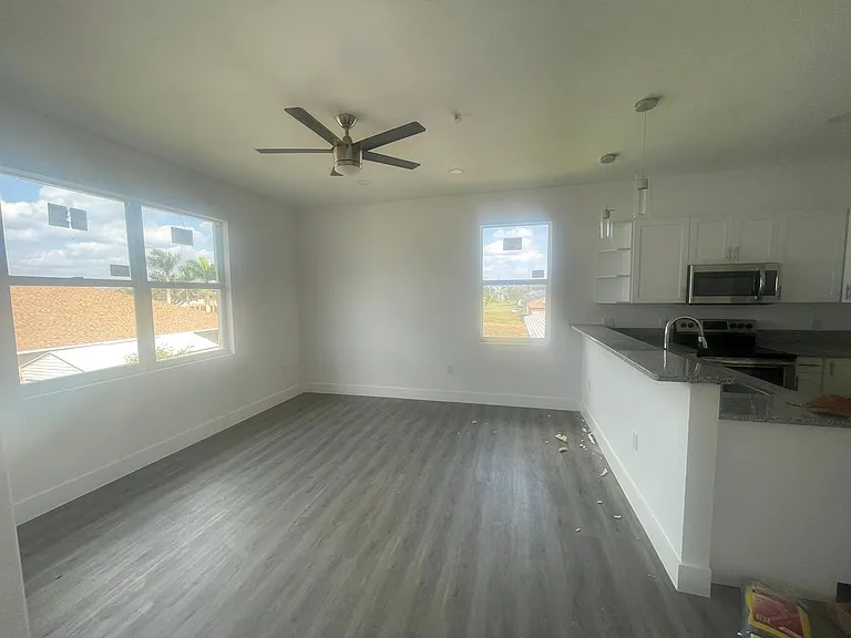 275 SW 4th St #220 — Photo 15