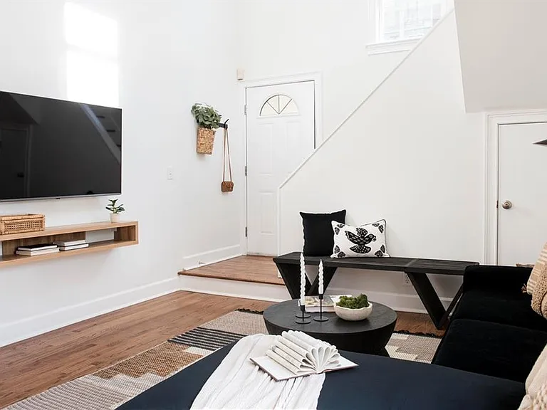935 Greenwood Ave NE #D — Photo 2