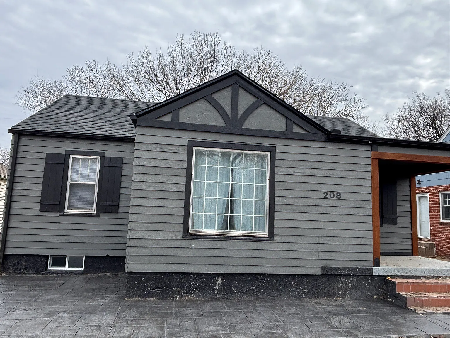 208 S Bleckley Dr — Photo 2