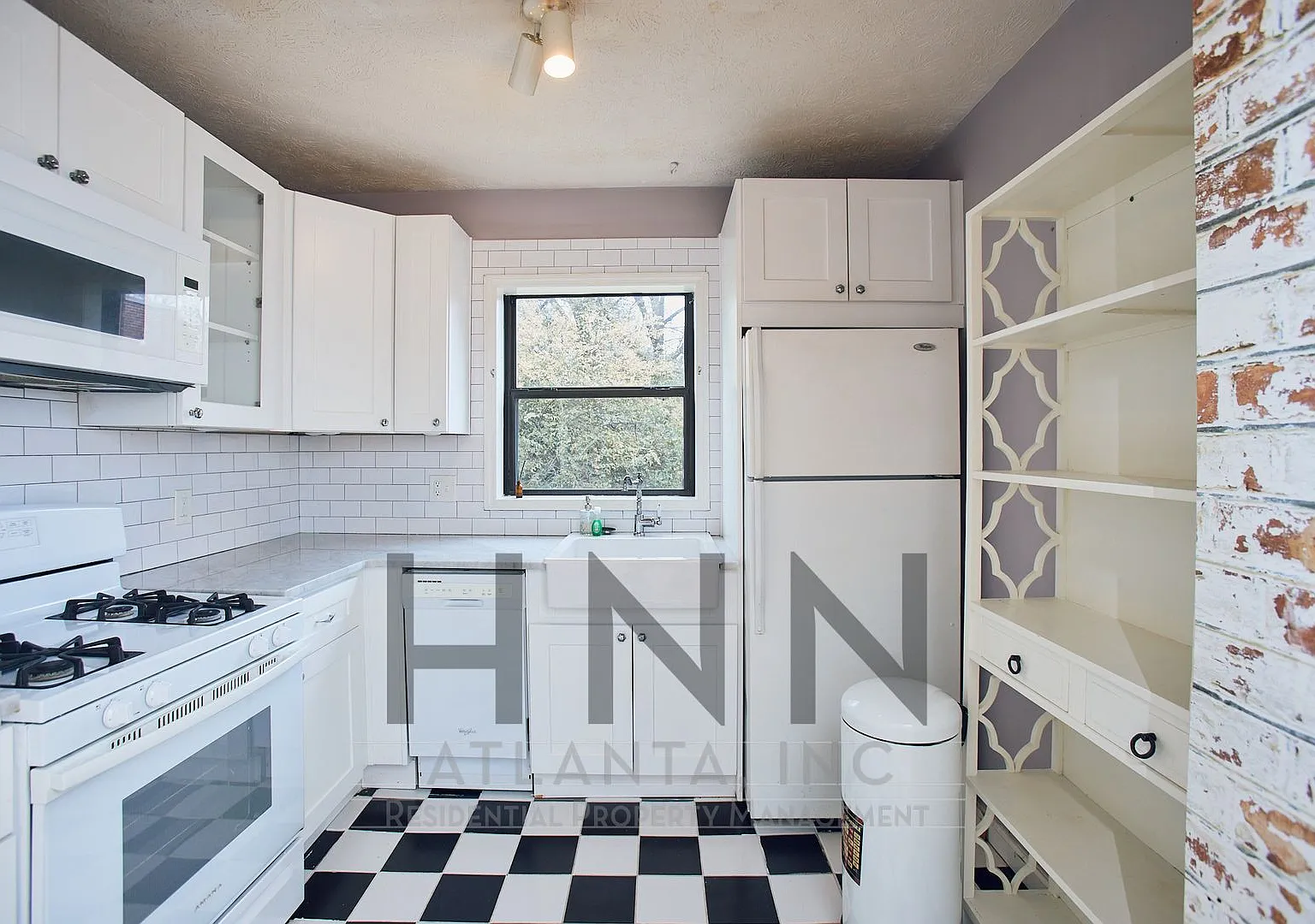 Bright Top-Floor 2/1 Condo in Prime Midtown — Photo 3