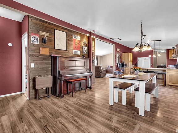 5th image of 909 Thornbird Dr