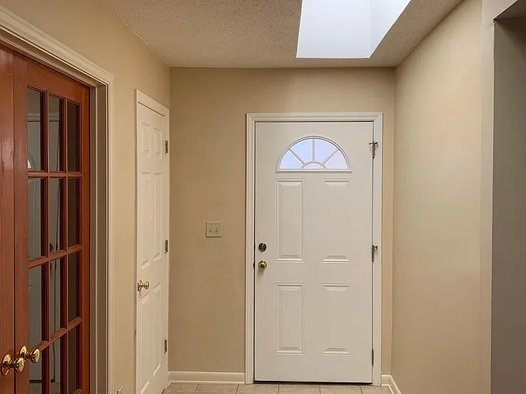 20 Spring Dr — Photo 3