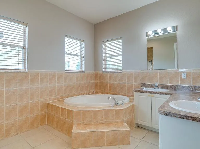 4539 SW 6th Pl — Photo 9