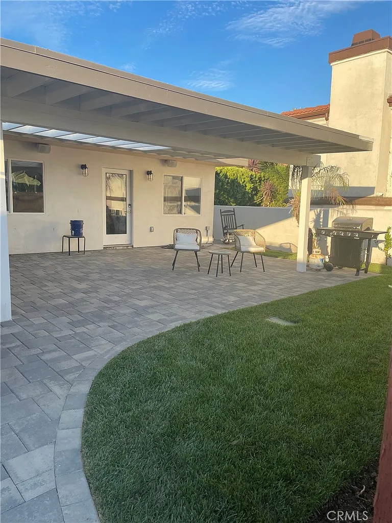 3 bed, 1000 sqft, $5,395 — Photo 2