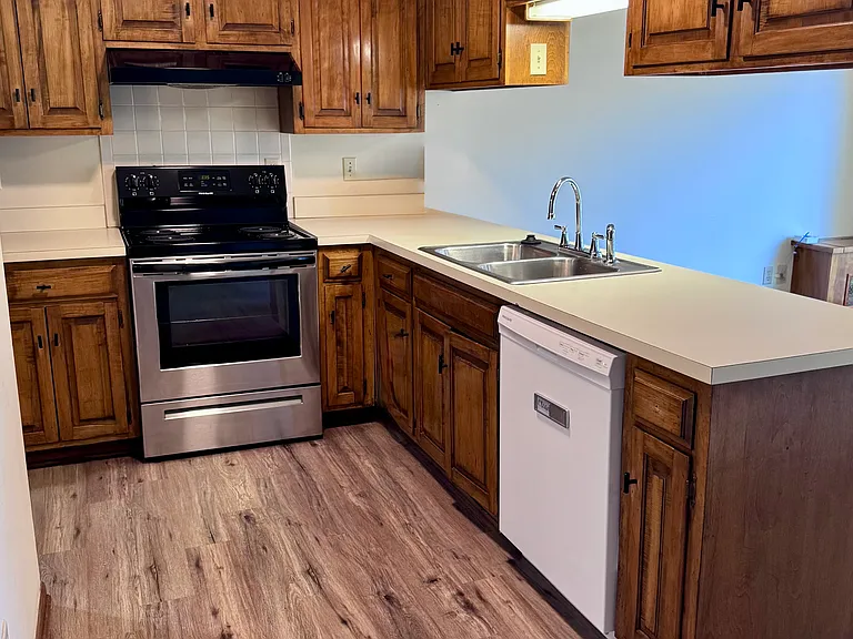 entry to kitchen/dining room