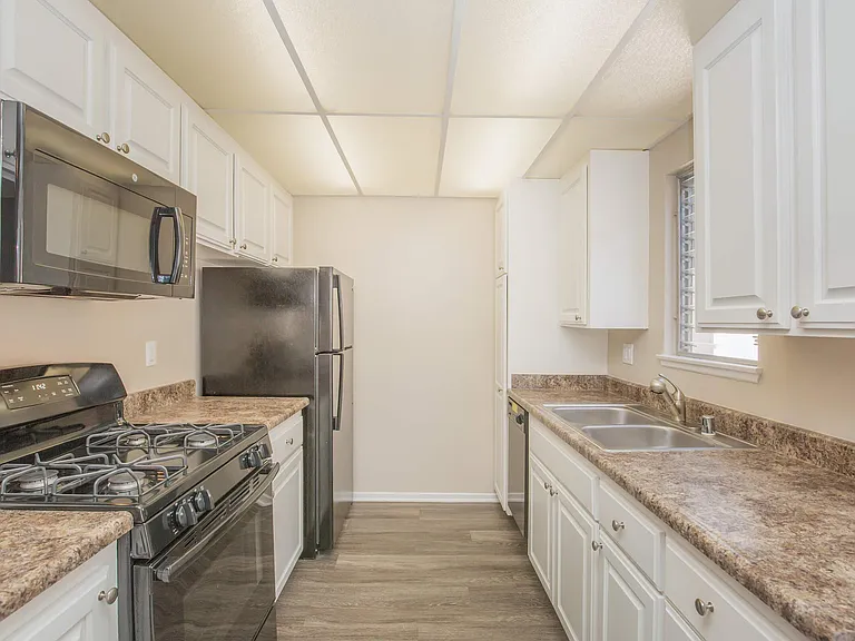 Huntington Highlander Apartment Homes — Photo 30