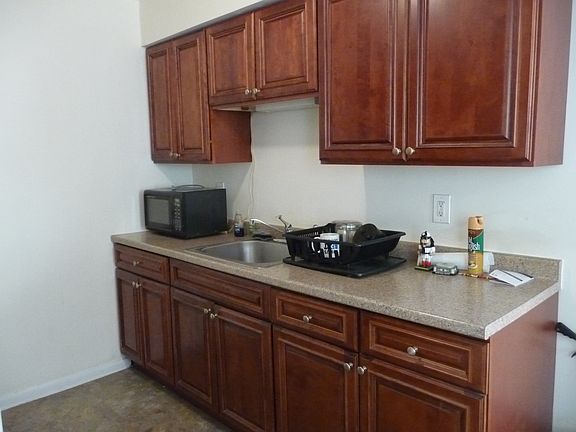 Kitchen w/wood cabinets