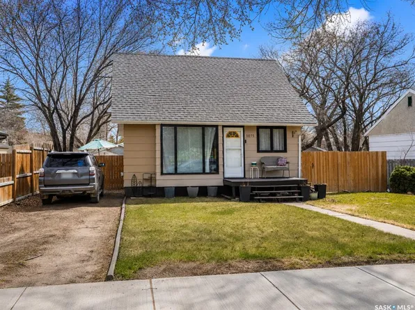 1075 8th AVENUE NW, Moose Jaw, SK S6H 4G2