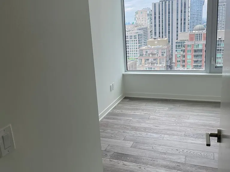 11 Yorkville Ave W #1913 — Photo 16
