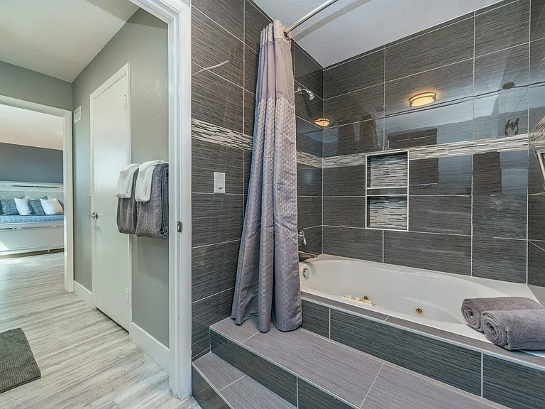 3954 Keystone Ct — Photo 10
