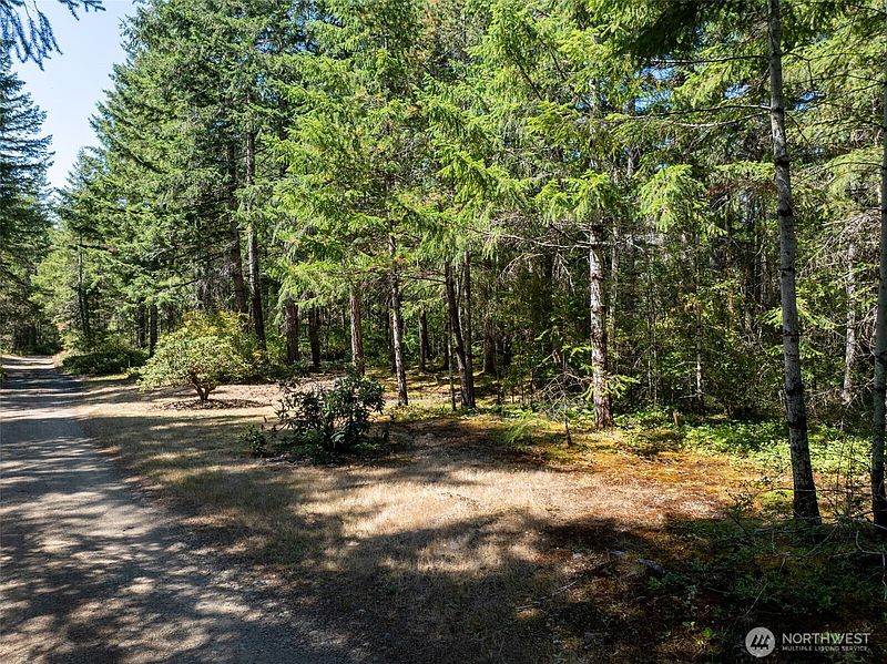 3rd image of 2461 W Hanks Lake Road