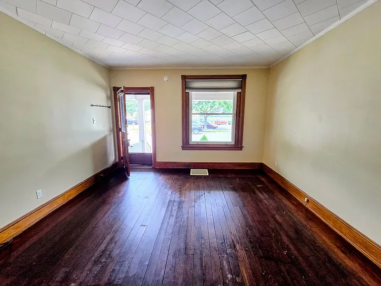 424 E Locust St — Photo 3