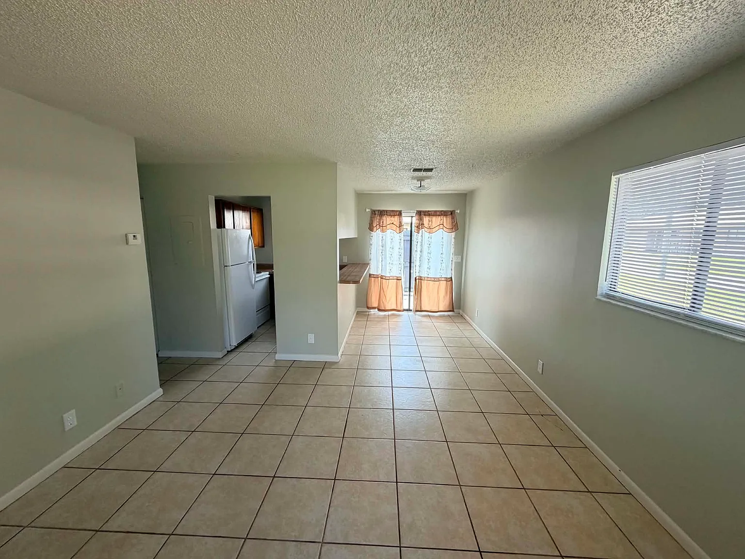 2 bed, 900 sqft, $1,050 — Photo 2
