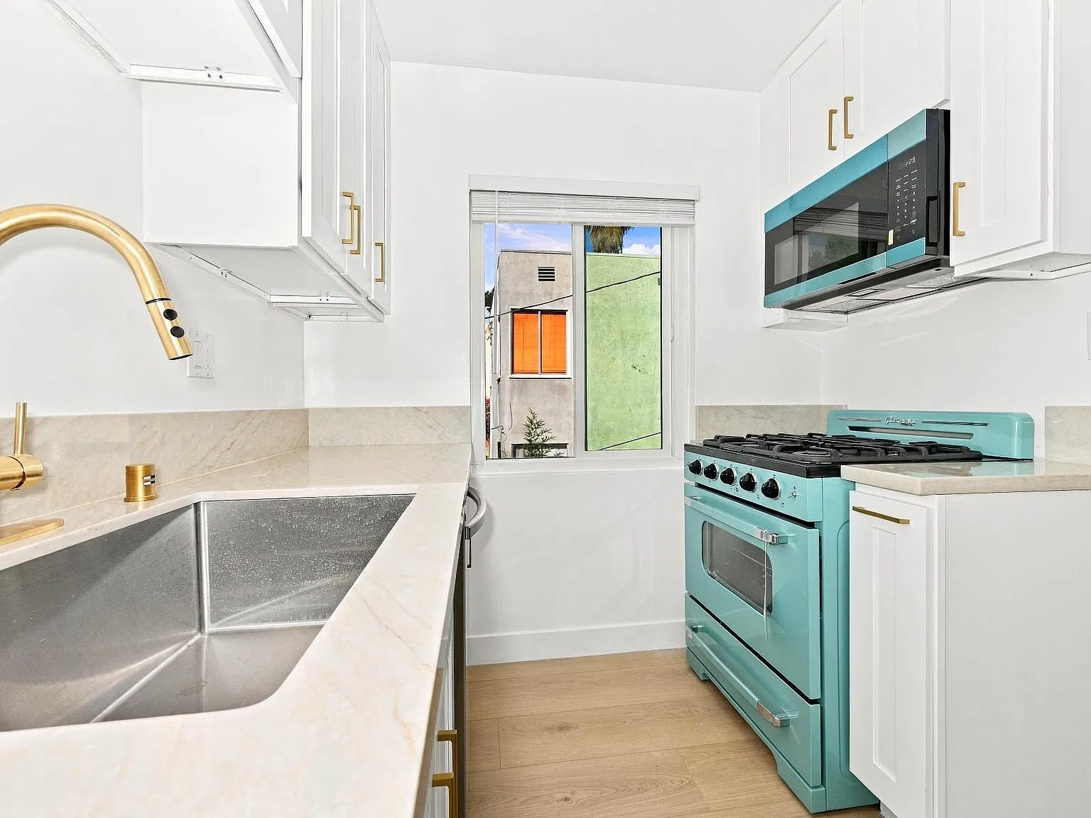 2 bed, 900 sqft, $3,975 — Photo 3