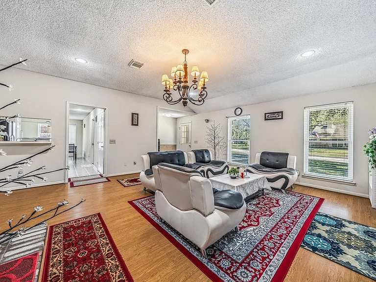 9915 Villa Verde Dr — Photo 6