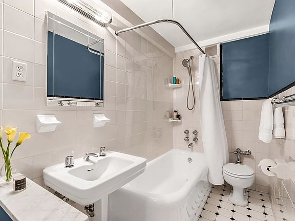 4th image of 225 E 73rd St #5G