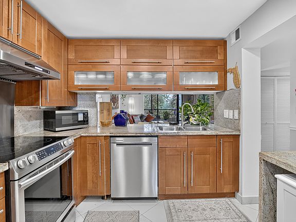 4th image of 7500 NW 1st Court #302-3