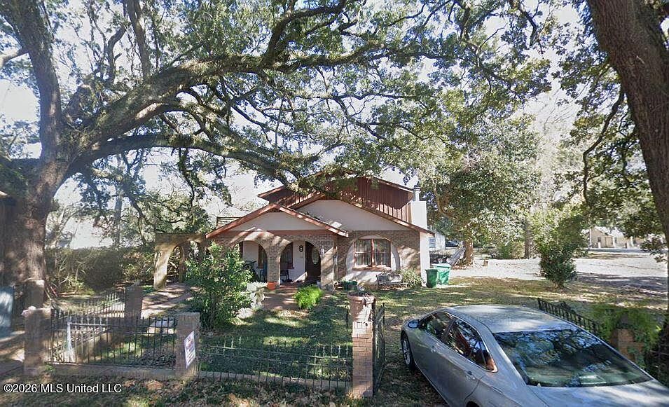 2nd image of 608 Magnolia Ave