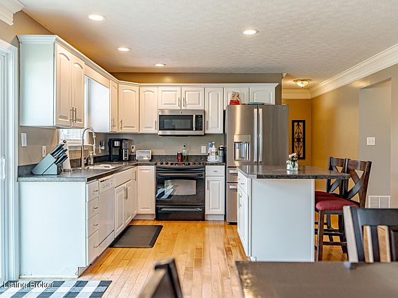 3rd image of 413 Keeneland Dr