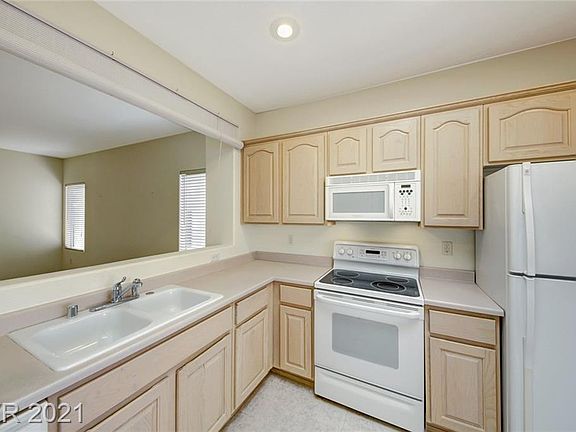 4th image of 2798 Meadow Park Ave