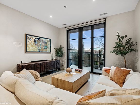 2nd image of 1400 W Monroe St #4C