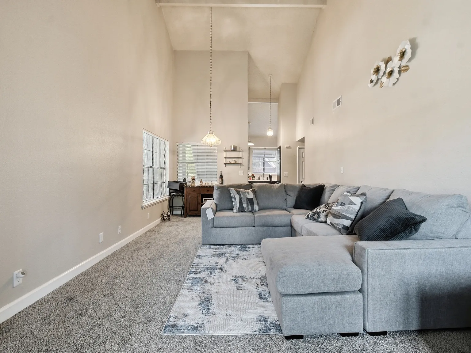 2 bed, 1.5 bath, 1286 sqft, $1,337 — Photo 4