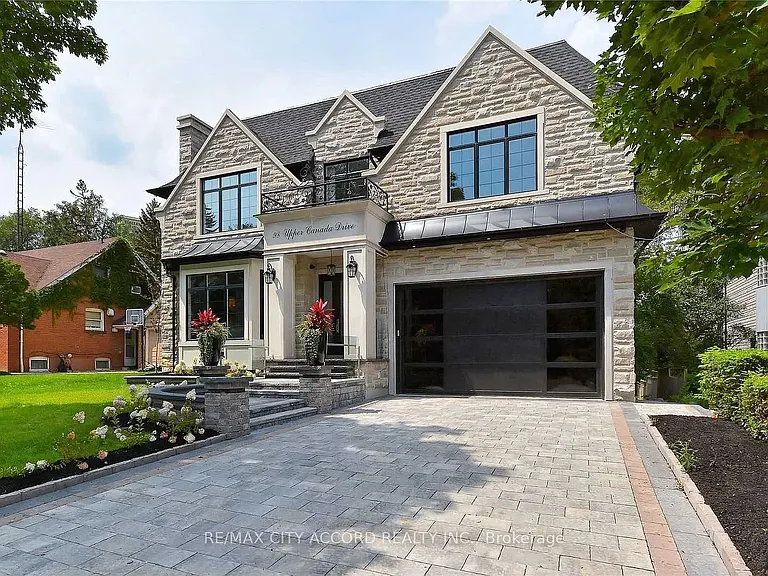 98 Upper Canada Dr — Photo 2