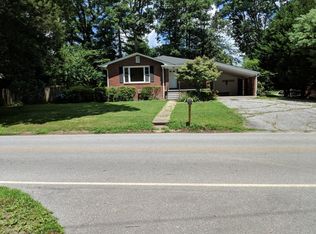 913 W Blue Ridge Rd, East Flat Rock, NC 28726