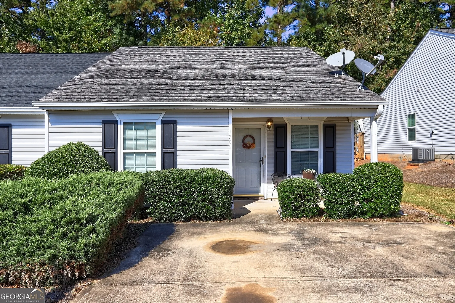 1705 Summerwoods Ln photo 1