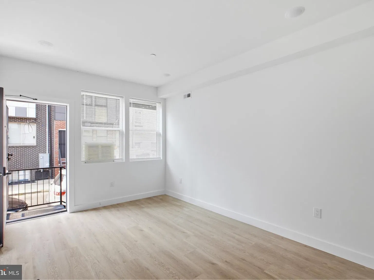 1027 W Arizona St — Photo 1