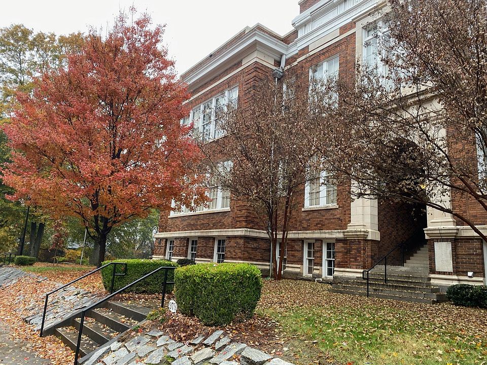 Awesome historic building in a great neighborhood!