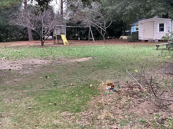 4th image of 121 Pine Lakes Dr
