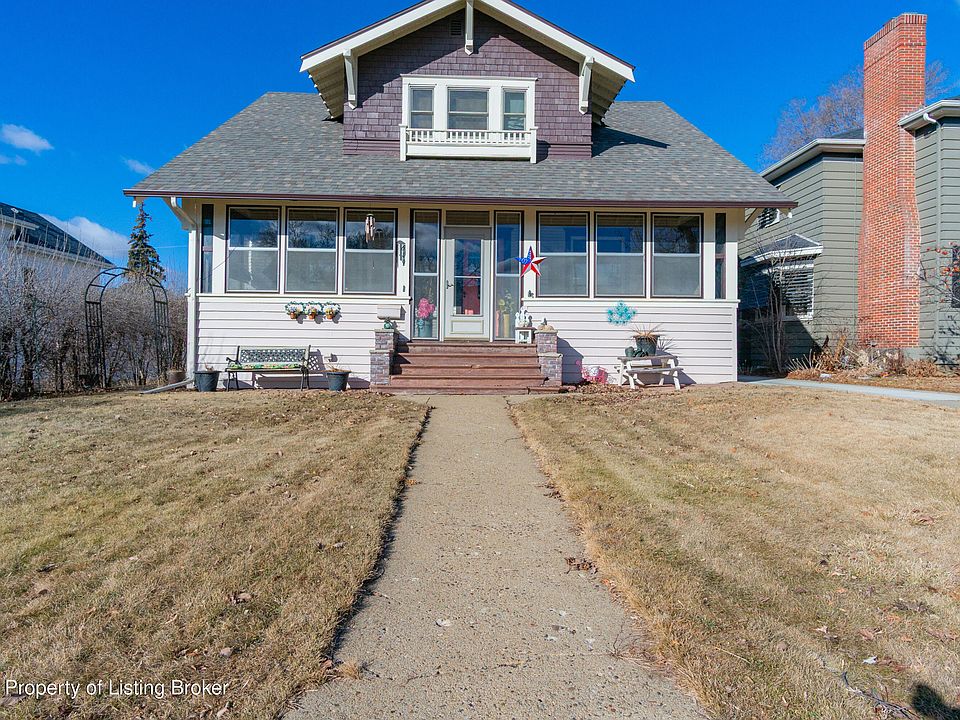 1st image of 619 2nd Ave W