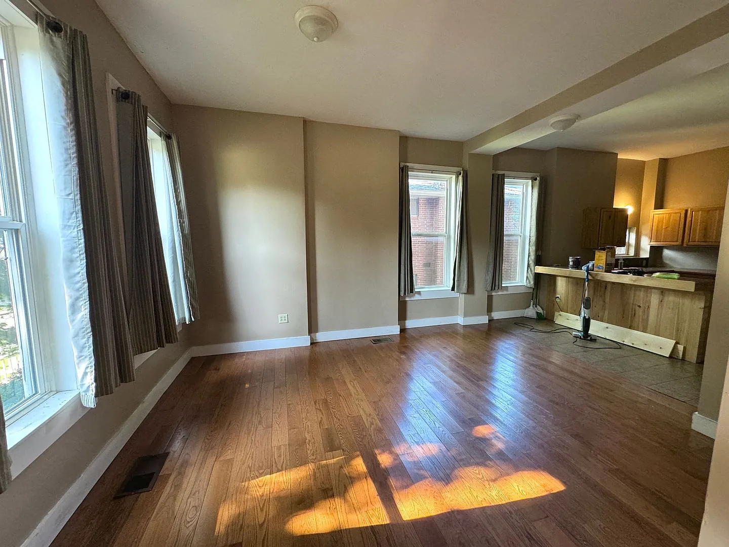 6 Bedroom / 2 Bathroom House - Next To Semo's Campus, Large Yard, Internet Included — Photo 4