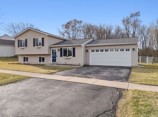77 Coyote Ct, Pinckney, MI