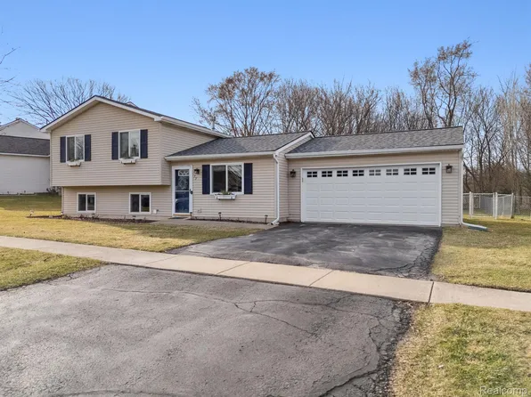 77 Coyote Ct, Pinckney, MI 48169