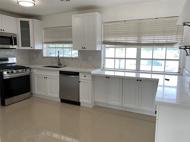 2025 SW 84th Ct — Photo 7