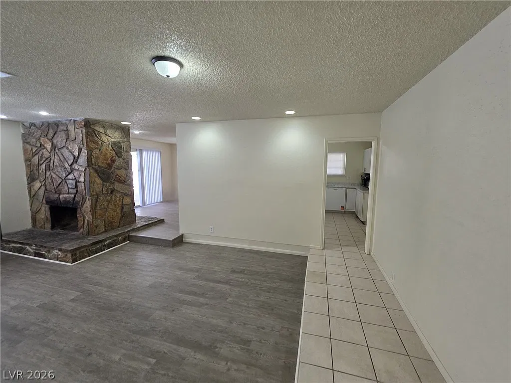 3 bed, 2.0 bath, 1620 sqft, $1,759 — Photo 3