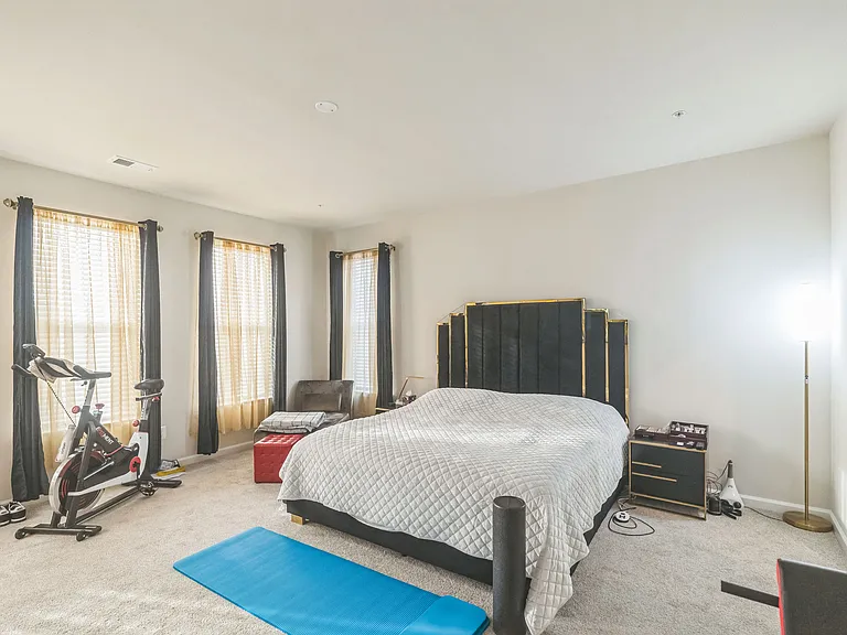 902 California Dr NE — Photo 13