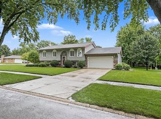 2070 Sapphire Ln, Aurora, IL 60506