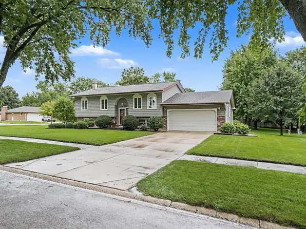 2070 Sapphire Ln, Aurora, IL 60506