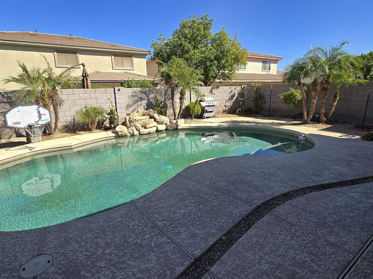 4 bed, 2.0 bath, 2239 sqft, $2,295 — Photo 2