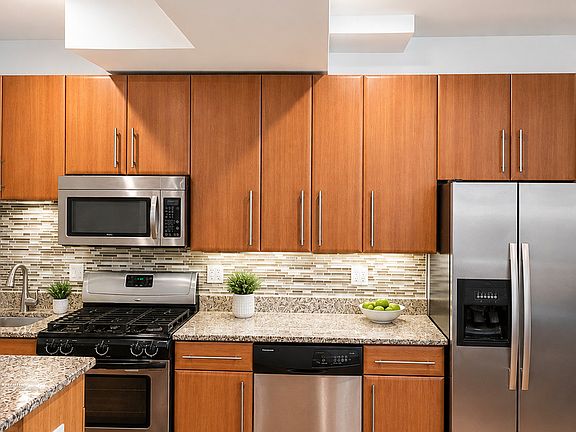 5th image of 3206 W Berwyn Ave APT G