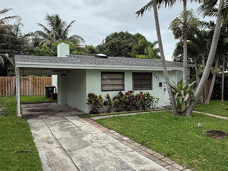 741 Roseland Dr — Photo 2