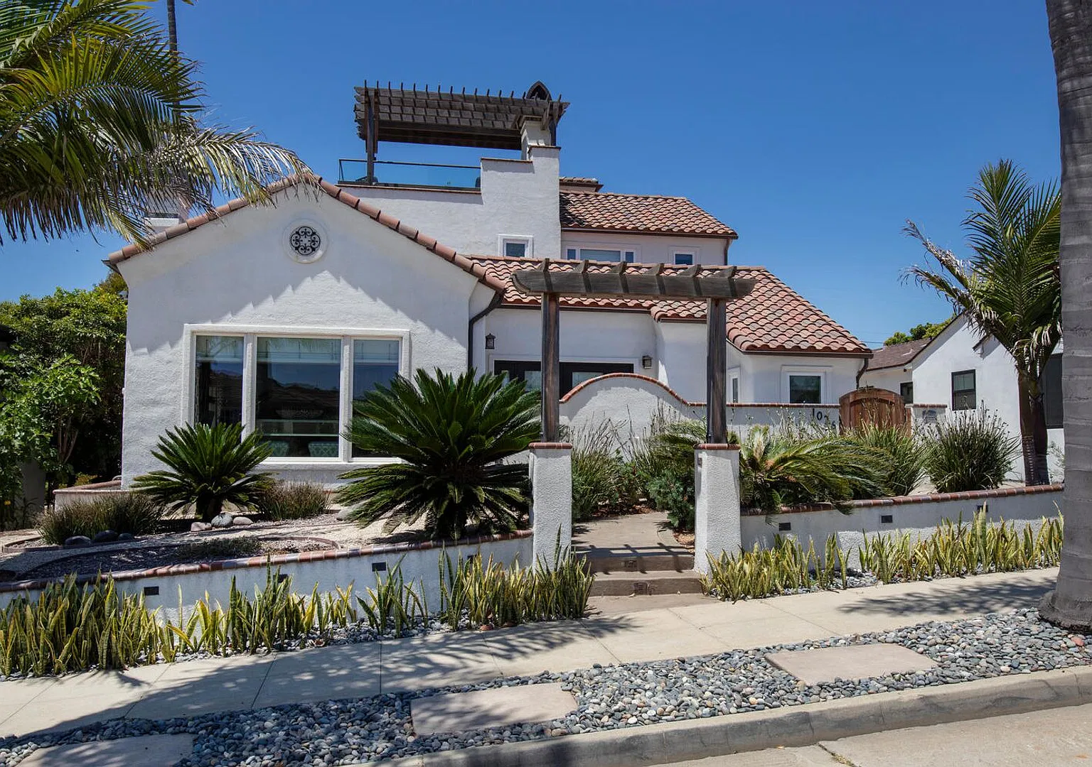 Prestigious Ocean View Retreat Fully Remodeled Oceanside Masterpiece — Photo 4