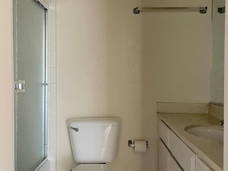 1042 W 9th St #1 — Photo 16