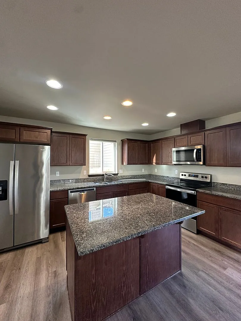 Building Photo - 484 S Kansas Loop