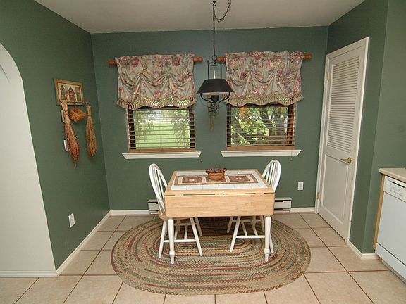 Breakfast nook in the kitchen area
