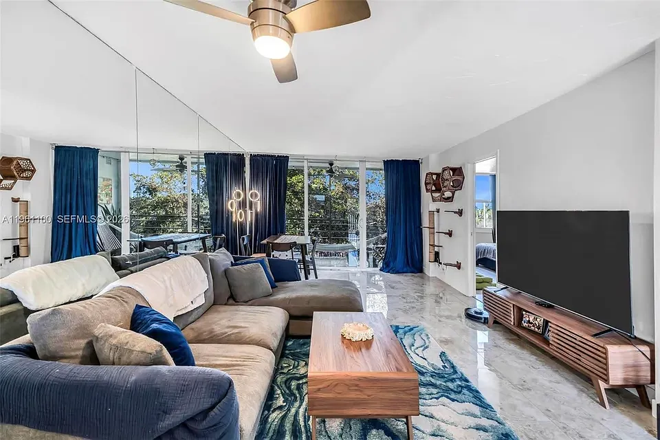 2 bed, 975 sqft, $2,450 — Photo 1