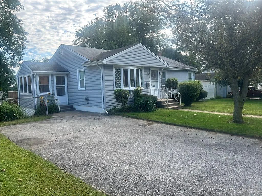 3 bed, 2.0 bath, 1164 sqft, $2,500 — Photo 2